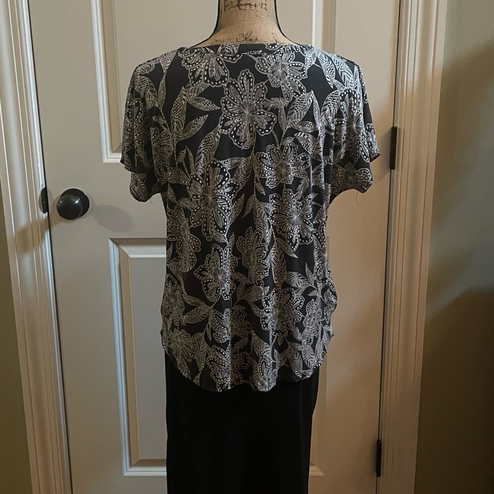 LOFT Black and White Floral Short Sleeve Top